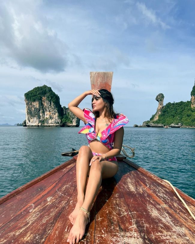 Saniya Iyappan Lovely Vintage Looks In Black N White